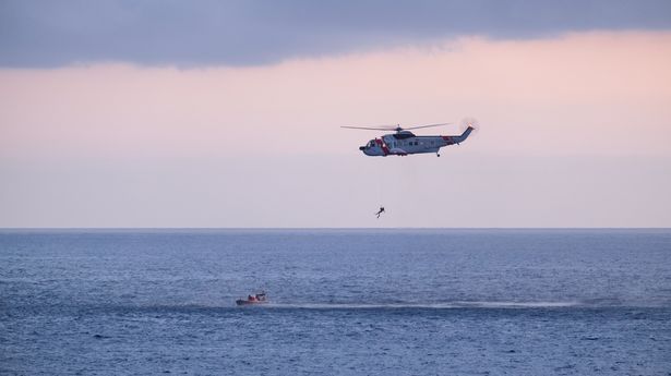 两名英国游客在海上迷失了四天，直到救援人